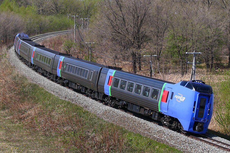 Neige-Dieseltriebzug Ōzora der Hokkaido Railway Company auf der Nemuro-Hauptlinie (Mai 2021).