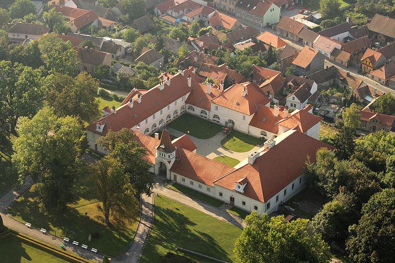 File:Klášter (Lysá nad Labem).jpg