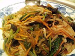 6. Japchae – nudelrätt med inlagt kött och inlagda grönsaker i sojasås och sesamolja.