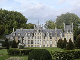 Lantheuil, Château de Manneville( façade sud) et son jardin à la Française.JPG
