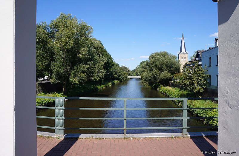 File:Leichlingen, Blick von der Brücke Marly le Roi auf die Brücke am Pastorat und die evangelische Kirche.jpg