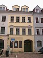 Wohnhaus in geschlossener Bebauung, mit Seitenflügel (ehemals Werkstatt) im Hof