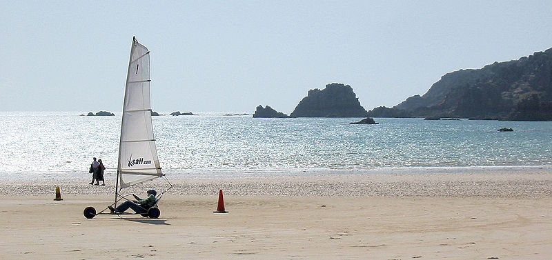 File:Les Caînes La Grôsse Tête du Ouaisné Saint Brélade Jèrri d.jpg