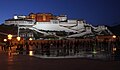 Lhasa-Potala-nachts-18-mit Springbrunnen-2014-gje.jpg