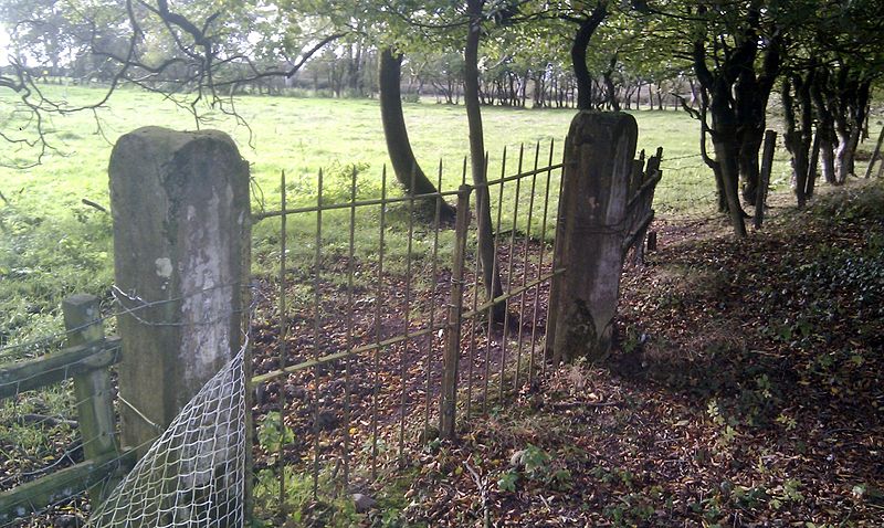 File:Lochridge House, gateway into the old vegetable garden.jpg