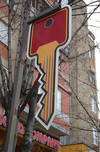 File:Locksmith shop sign - Pristina.JPG