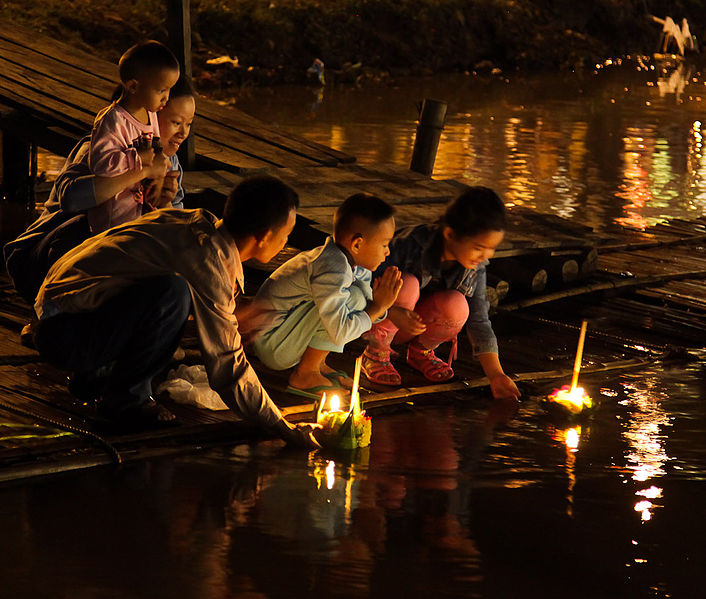 File:Loi Krathong 2010 John Shedrick.jpg