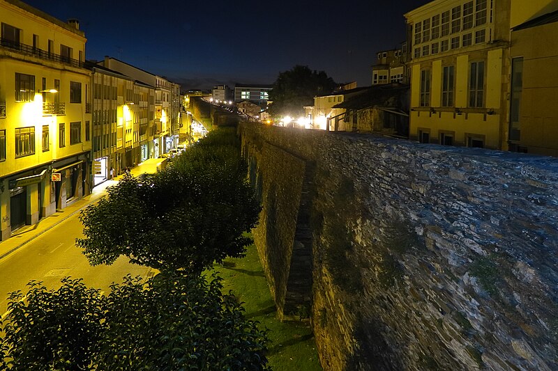 File:Lugo, muralla romana, Ronda de la Muralla, vista nocturna, 02.jpg