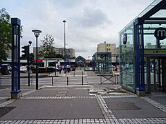 Les accès de la station dans leur environnement. Au fond, le centre commercial.