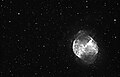 Nébuleuse de l'Haltère obtenue au foyer d'un télescope Meade de 355 mm de diamètre placé sur une monture Trassud DF45. Il y a ici le cumul de 15 poses de 15 minutes chacune avec filtre H alpha Astrodon de 5 nm de bande passante obtenues avec une caméra CCD Sbig STL 11000M. Le guidage a été réalisé avec un diviseur optique. Les poses en H alpha permettent ici de visualiser les extensions faibles de cette nébuleuse planétaire.