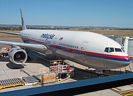 Boeing 777 Malaysia Airlines у гейта аэропорта Аделаиды