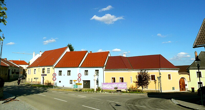 File:Maissau Hauptplatz 2011.jpg