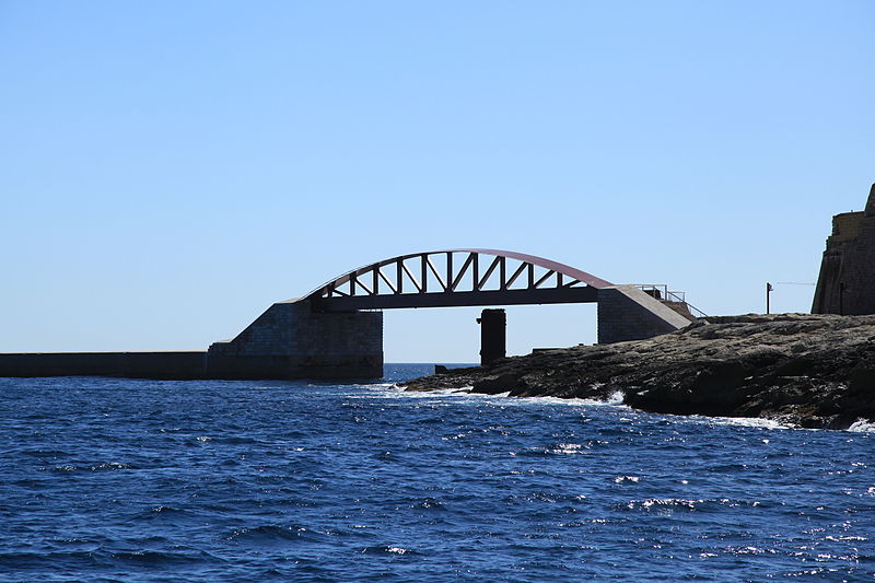 File:Malta - Valletta - Triq il-Lanca - St. Elmo Bridge (MSTHC) 01 ies.jpg