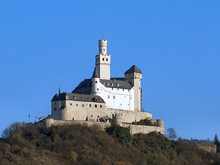 Die Marksburg zu Braubach, einzige unzerstört gebliebene Burg am Rhein, heute Sitz der Deutschen Burgenvereinigung.