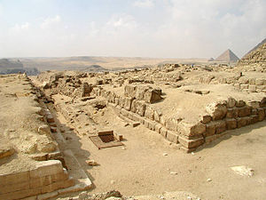 Mastabas to the east of the pyramid of Khufu. Mastabas-est-kheops.jpg