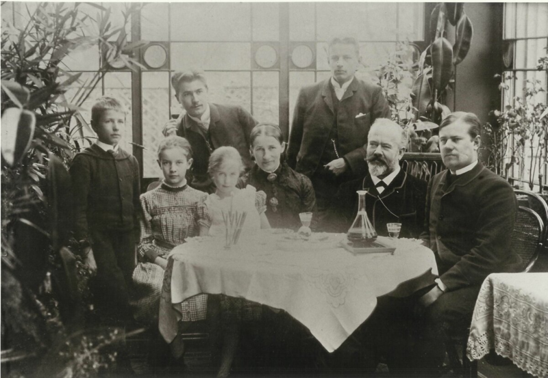 File:Max Weber and His Family, 1888.png