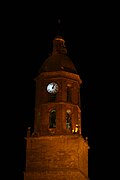 Vista nocturna de la torre de la iglesia de San Salvador