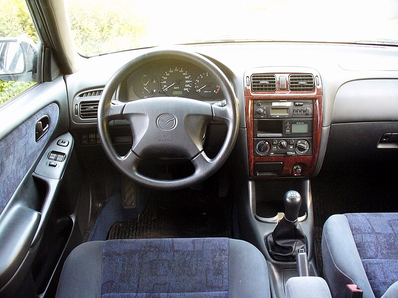 File:Mazda 626 GF 2.0 Interieur.JPG