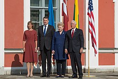 左からエストニアのケルスティ・カリユライド大統領、ラトビアのライモンツ・ヴェーヨニス大統領、グリバウスカイテ、米国のマイク・ペンス副大統領（2017年7月31日）