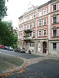 Apartment building in semi-open development, designed as a closed development