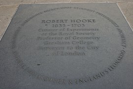 Mémorial Robert Hooke, à la base de la colonne.