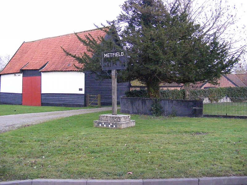 File:Metfield Village Sign - geograph.org.uk - 1096459.jpg