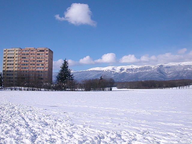 Snow around an apartment complex on the outskirts of Meyrin