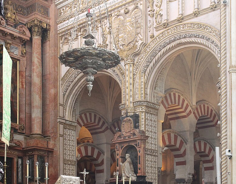 File:Mezquita-Catedral de Córdoba - Blending of Christian and Moorish architecture.jpg