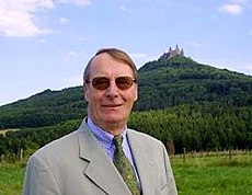 Принц Михаэль Прусский на фоне замка Гогенцоллерн