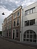 Huis met geverfde rechte gevel