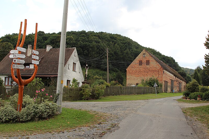 File:Mikolajow 2021 P06 village center.jpg