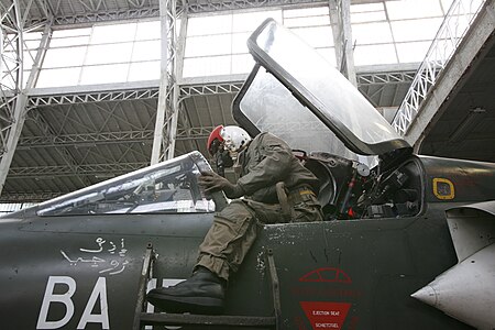 Tập tin:Mirage 5 pilot mg 3055.jpg