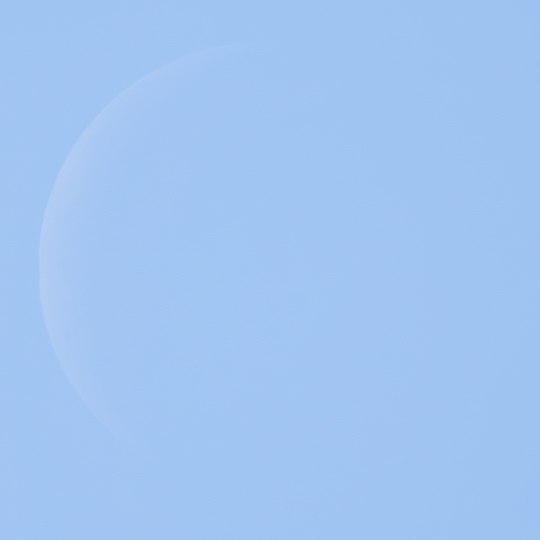 Die bei wolkenlosem Himmel durch das direkte Sonnenlicht in 14 Prozent der Kreisfläche der sichtbaren Mondscheibe belichtete, mit bloßem Auge gerade noch zu erkennende abnehmende Mondsichel mit einer scheinbaren Helligkeit von -8m um die Mittagzeit 34 Bogengrad über dem westlichen Horizont. Die Modulation (Michelson-Kontrast) an der äußeren Kante der Mondsichel beträgt nur gut zwei Prozent.