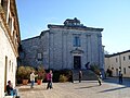 Touristen, die die alte Kirche besichtigen