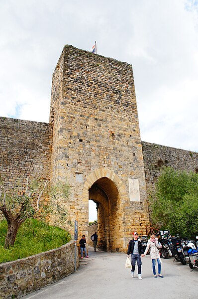 File:Monteriggioni Toscana 06.JPG