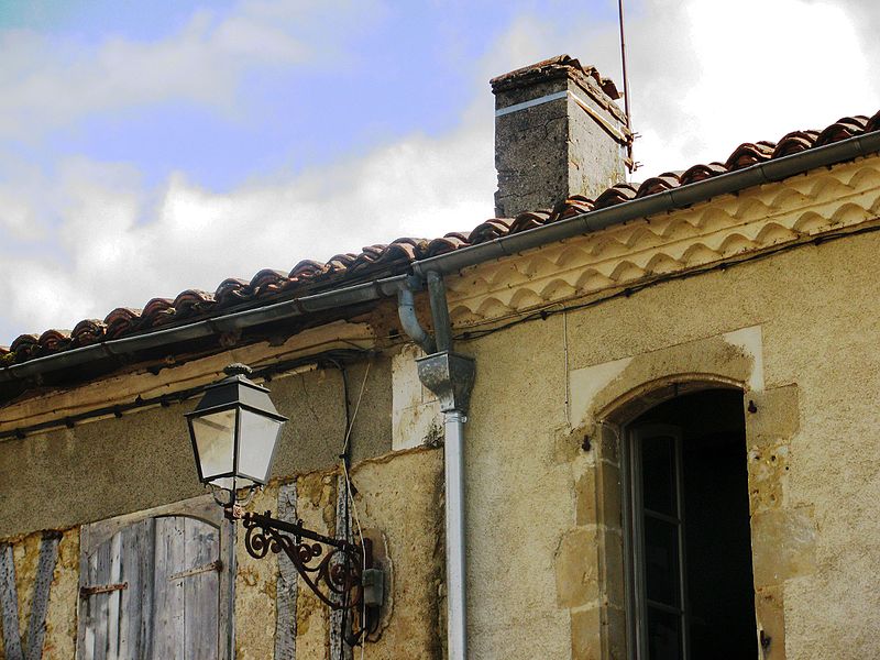 File:Montesquiou Génoise sous toiture.JPG
