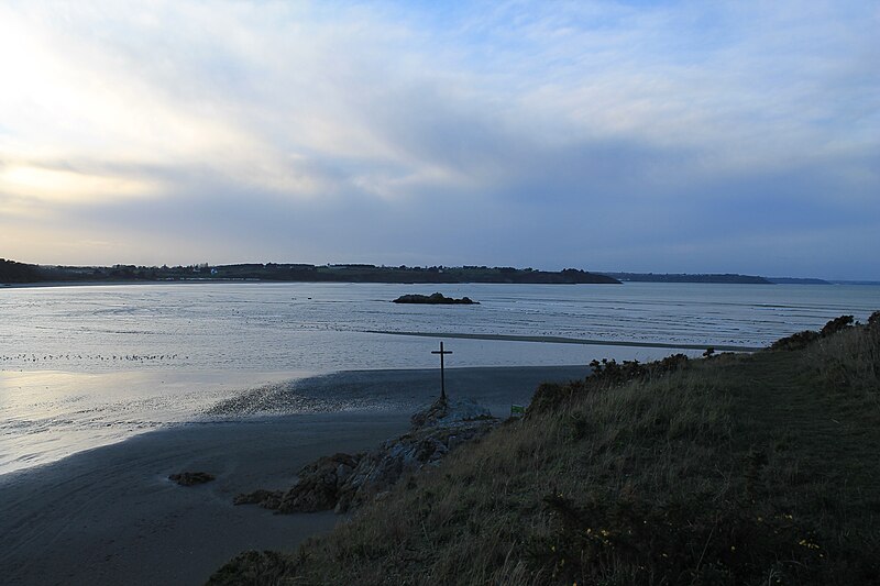 File:Morieux - Baie de Saint-Brieuc - Roc Verd et croix Saint-Maurice.jpg