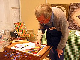 The worker in mosaic preparing his frame.