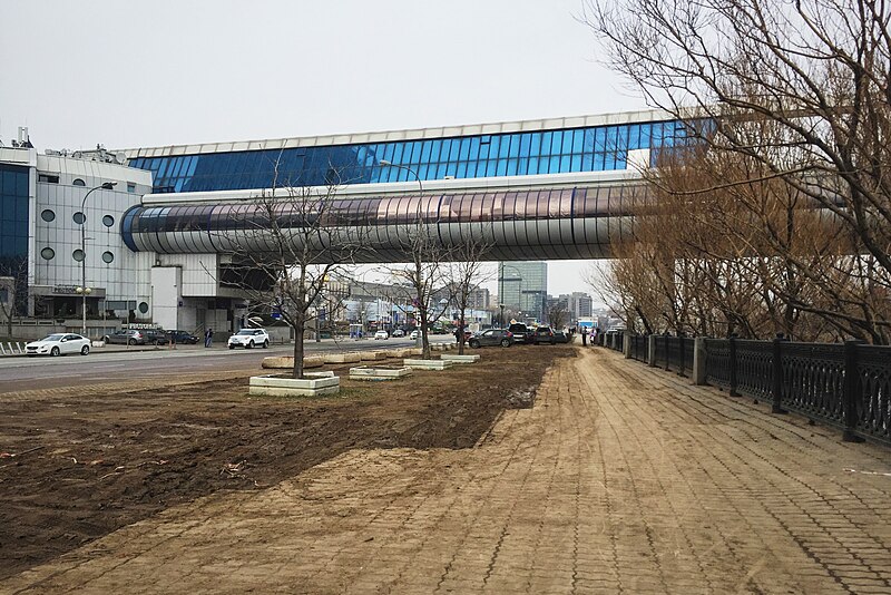 File:Moscow, Bagration Bridge over Krasnopresnenskaya Embankment (30920274041).jpg