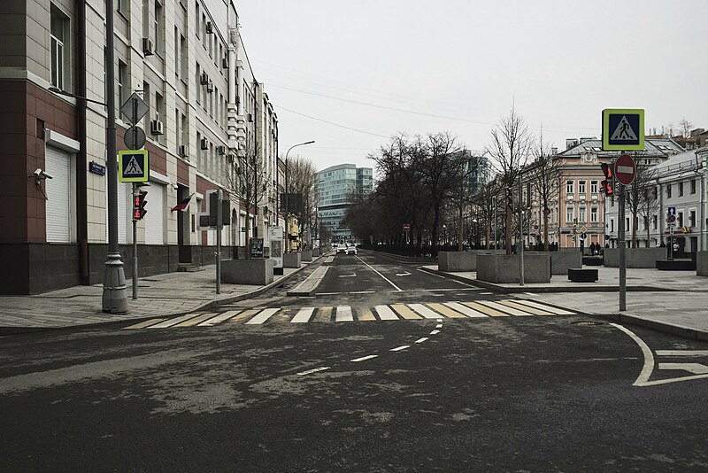 File:Moscow, Neglinnaya Street and Rakhmanovsky Lane (30998631576).jpg