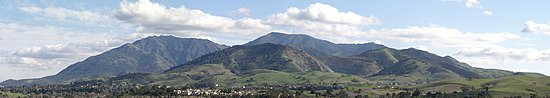 Vue de la chaîne Diablo depuis Concord ; le mont Diablo est à gauche.