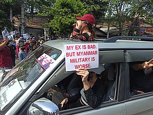 Протестующие в автомобиле с антивоенными лозунгами