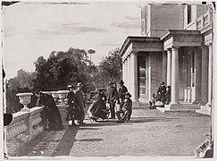 Lord Brougham et sa famille sur la terrasse de la villa Éléonore-Louise en 1862.