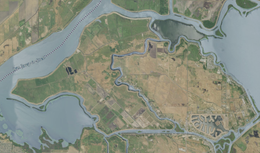 Foto aérea de dos islas rodeadas de ríos y más tierra.