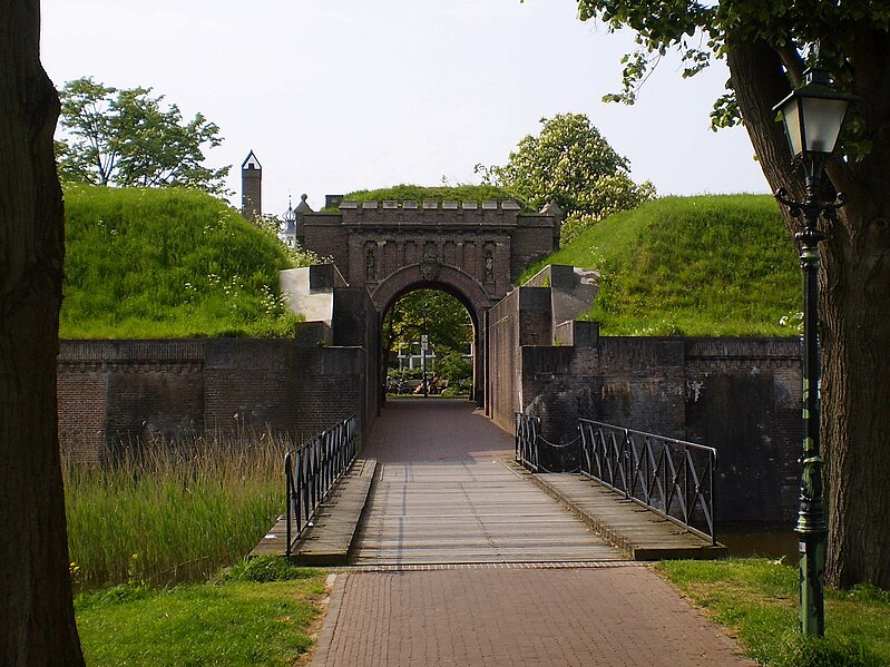 File:Naarden vestingpoort.jpg