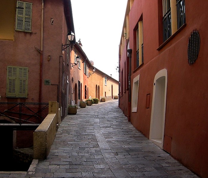 File:Narrow Street - panoramio (1).jpg