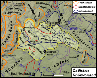 Das Östliche Rhönvorland im erweiterten Sinne; die Naturraum-Nr. (353.3) und die Flächenangabe (138 km²) beziehen sich auf die Kernlandschaft plus Fladunger Mulde