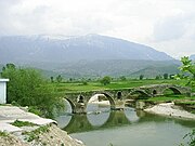 Nekolik set let stary turecky most pres Drinos, v pozadi.jpg