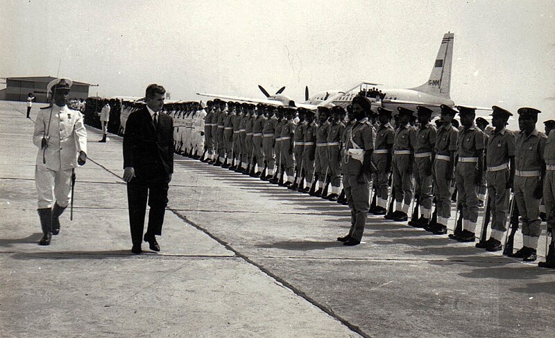 File:Nicolae Ceaușescu reviews an honor guard in line at the Delhi airport.jpg