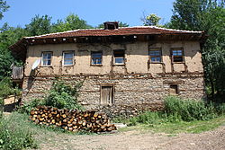 Стара къща в селото